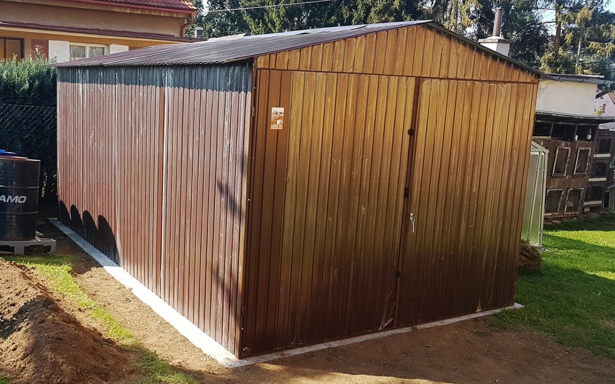 20180918 111311 - Plechová montovaná garáž 3×5 - hnědá, dvoukřídlá vrata