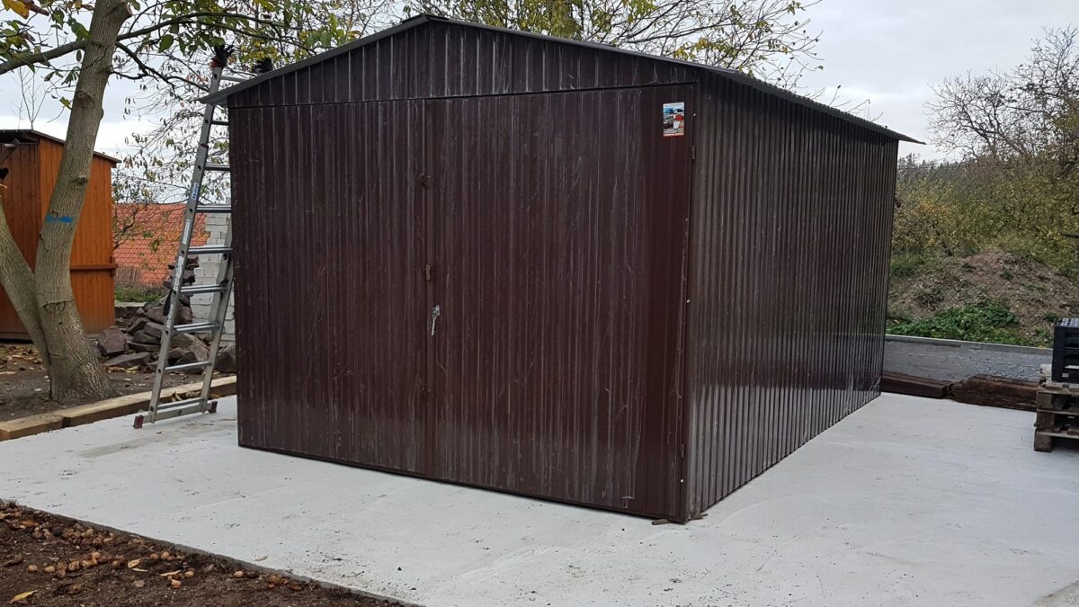 Plechová montovaná garáž 3 x 4,5 m - hnědá
