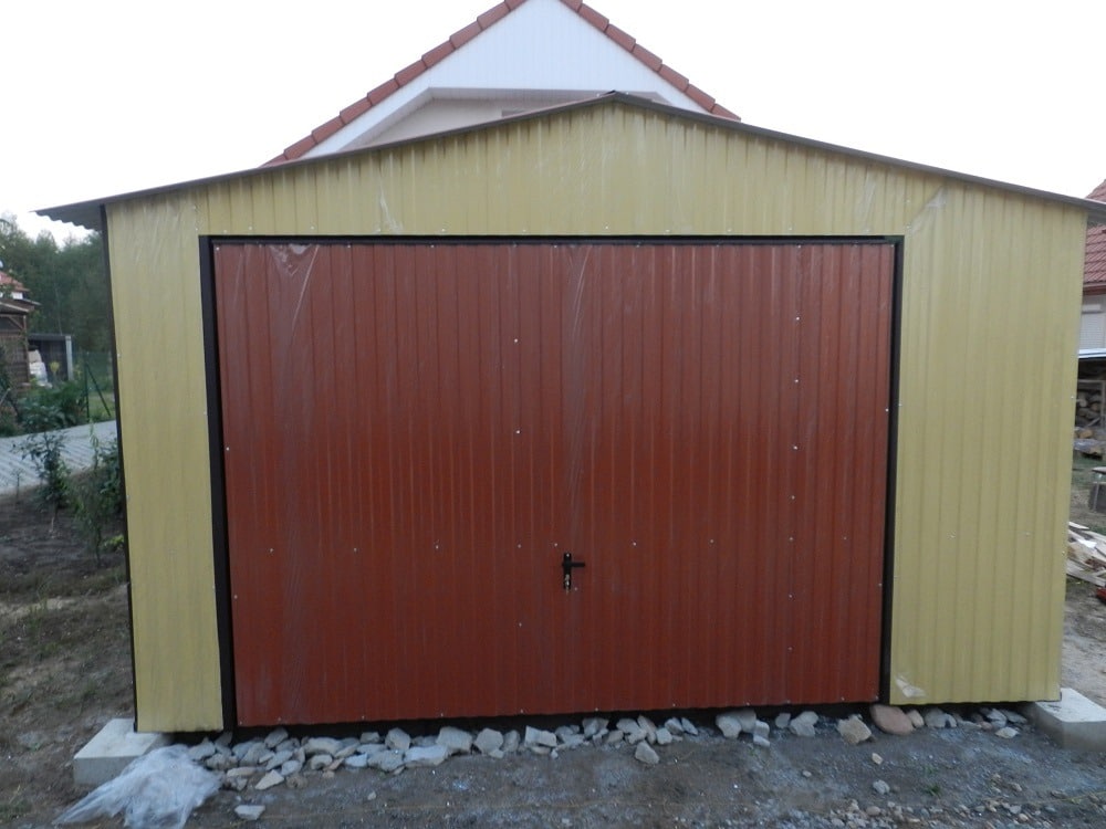 Plechová montovaná garáž 4,5×5 m – béžová