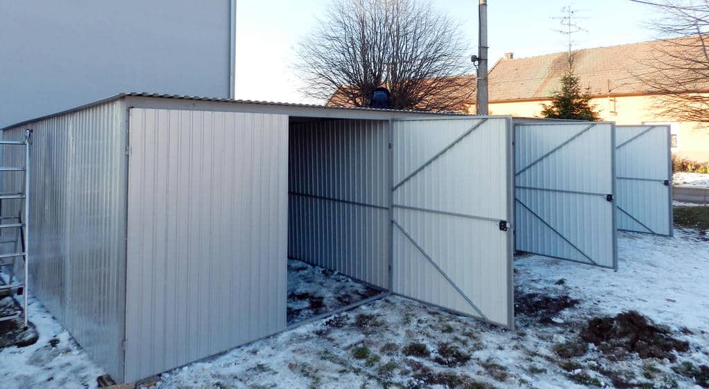 Plechová garáž 9x5 m - bílý hliník