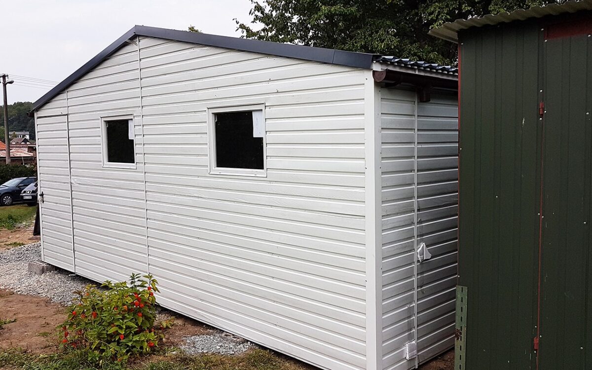 Plechová garáž 6x7 m – bílá/písková