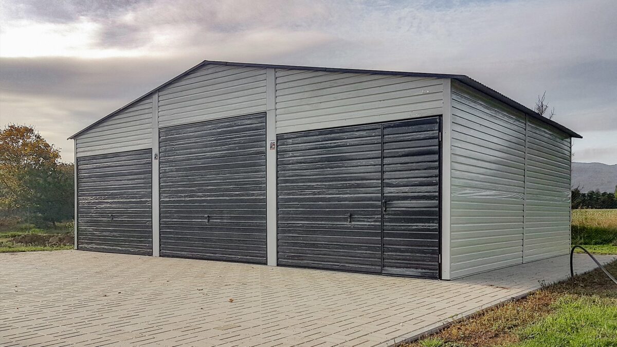 Plechová garáž 9x6 m - bílá+ dodatečné dveře