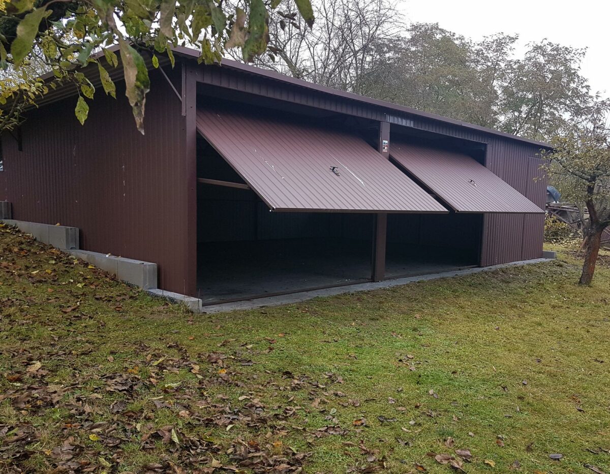 Plechová montovaná garáž 8,5×6,5m - tmavě hnědá matná