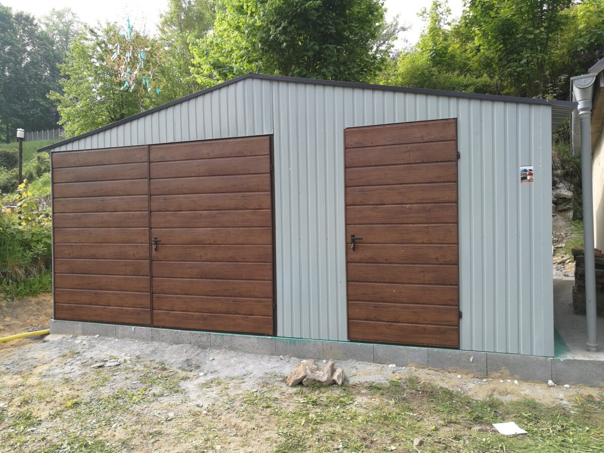 Plechová montovaná garáž 5×5m - stříbrný/zlatý dub
