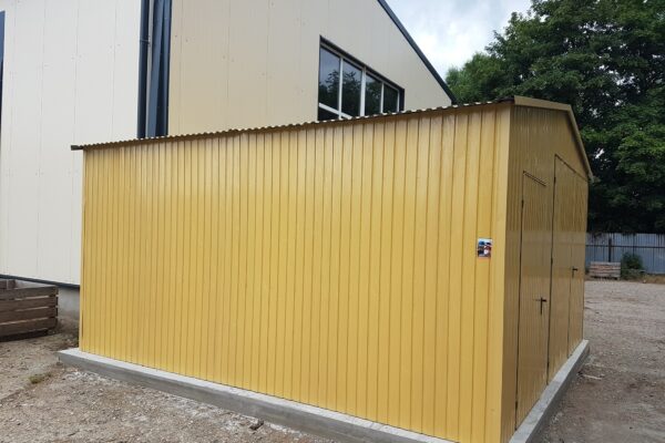 Plechová garáž 5x5 m – písková/ dvoukřídlá vrata