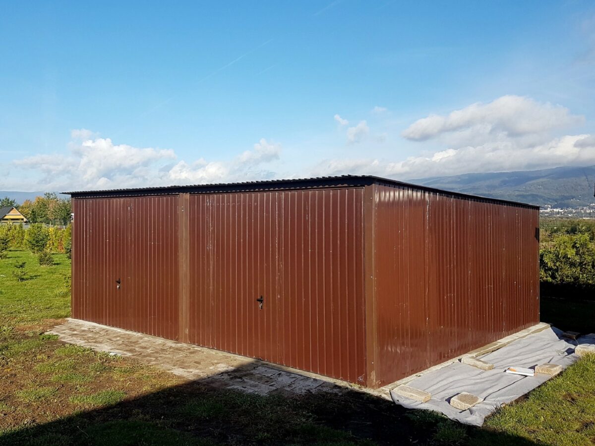 Plechová montovaná garáž 6×5 m – tmavě hnědá/výklopná vrata