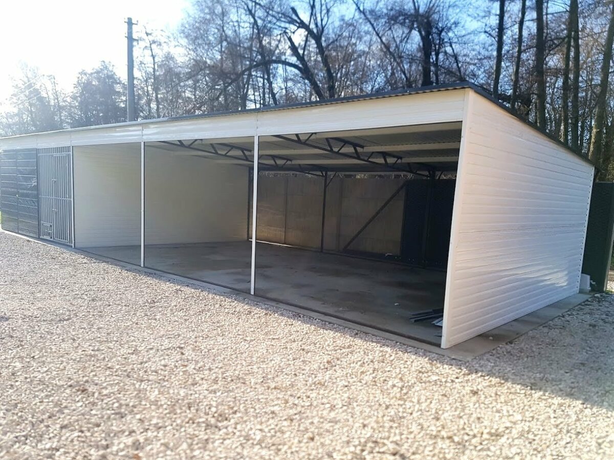 Plechová garáž 14×5m - špinavě bílá