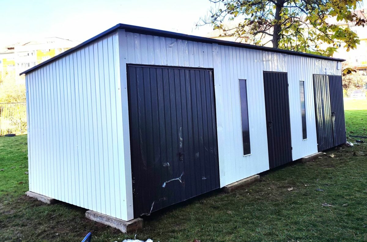 Plechová garáž 8×3 m – bílá/grafit tmavý matný