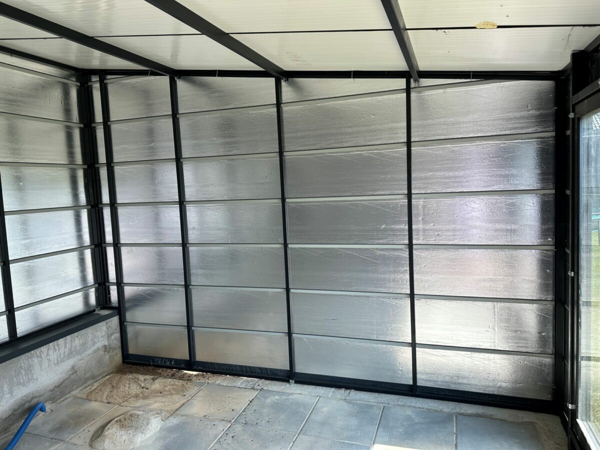 img 6329 - Izolovaná garáž ze sendvičových panelů 6×4m + přístřešek 2×4 m – grafit